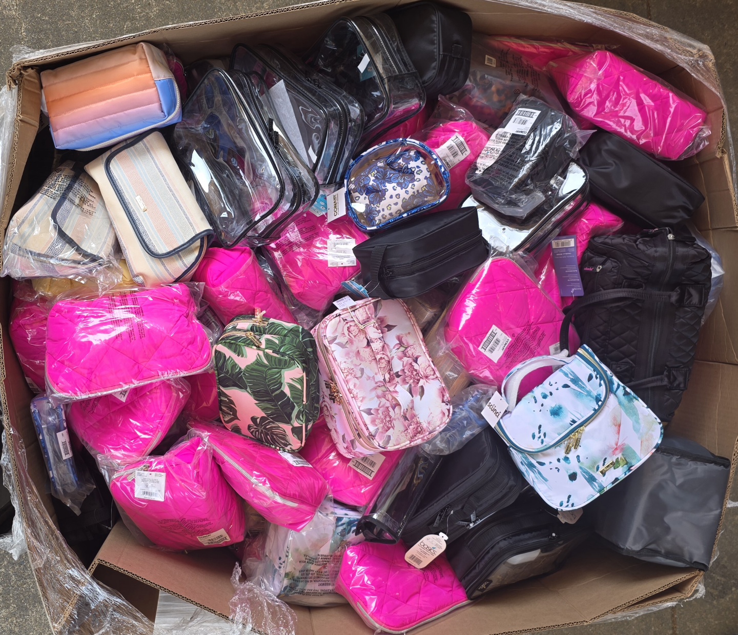 ALL1 GAYLORD/PALLET OF APPROXIMATELY 200-300 ASSORTED COSMETIC AND TRAVEL BAGS. (image for) ALL1 GAYLORD/PALLET OF APPROXIMATELY 200-300 ASSORTED COSMETIC AND TRAVEL BAGS.